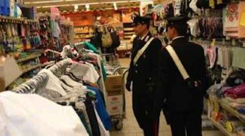 Giovane sorpreso a rubare al centro commerciale