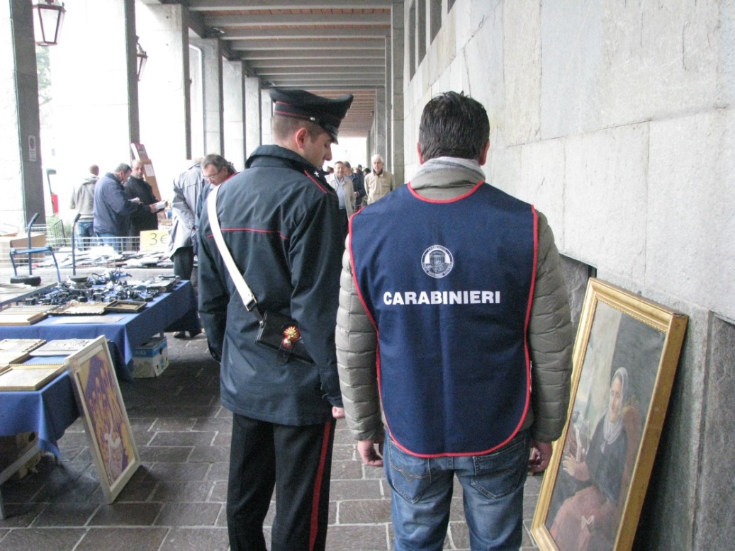 Controlli dei carabinieri al mercatino delle pulci di Asti