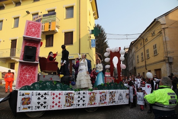 Il carro del non compleanno di Alice sfila nei carnevali del nord