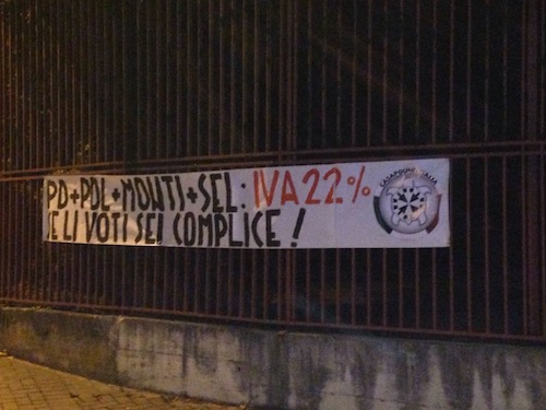 Striscione “anti-Governo” in piazza Lugano