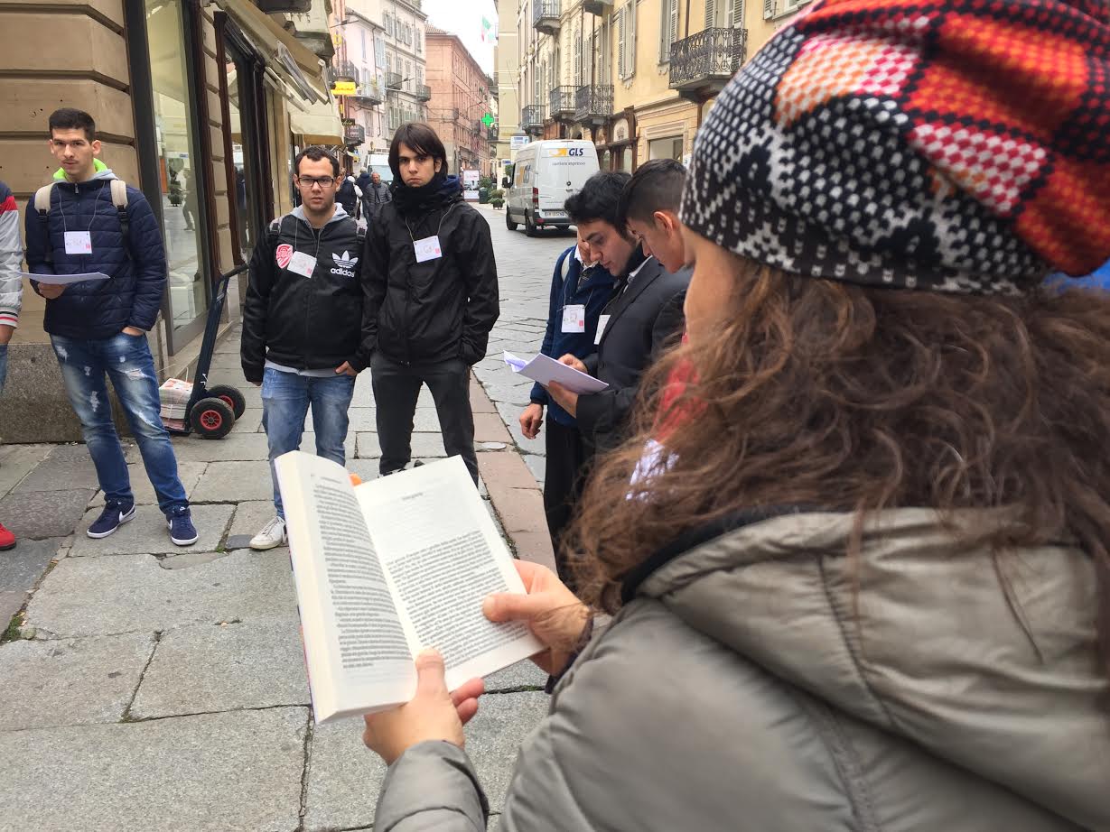 Dalla Costituzione a Pennac: le letture degli studenti in centro ad Asti