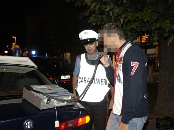 Ubriaco al volante denunciato dai carabinieri di Alba
