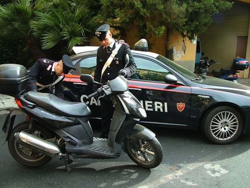 Fugge all’alt dei carabinieri e, fermato, si scaglia contro di loro: denunciato giovane operaio