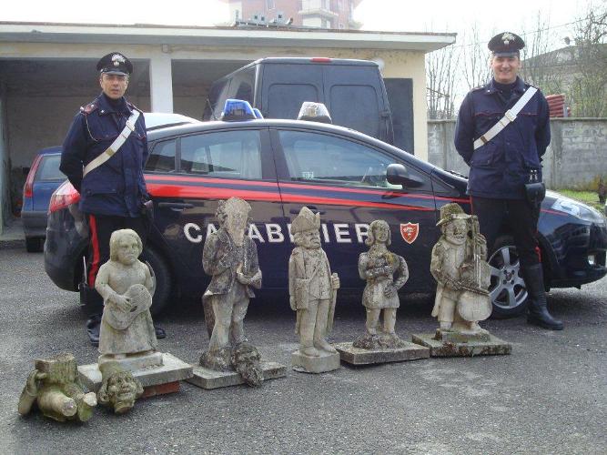 Arrestati con statue antiche appena rubate