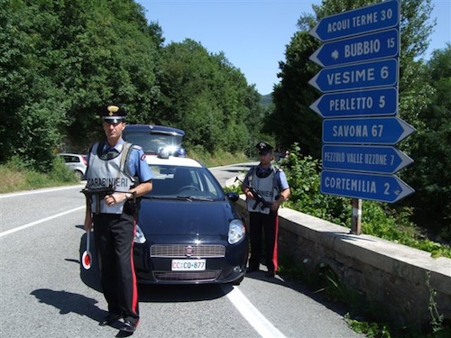 Inseguimento a Santo Stefano Belbo: i carabinieri recuperano un’auto zeppa di refurtiva