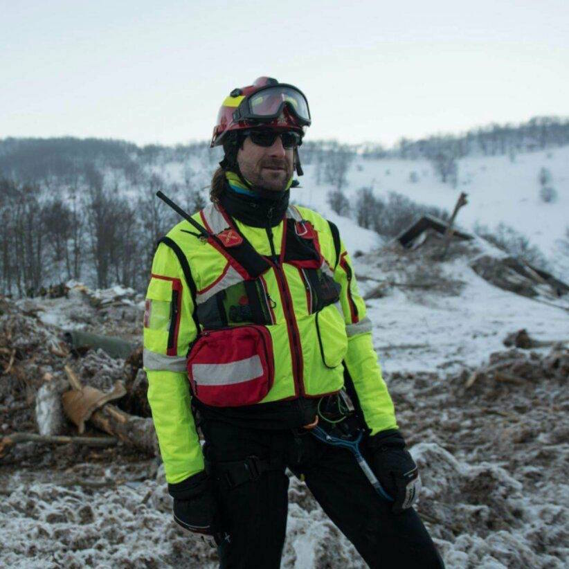 Il vigile del fuoco Umberto Cerri dal Rigopiano al palco dell’Ariston