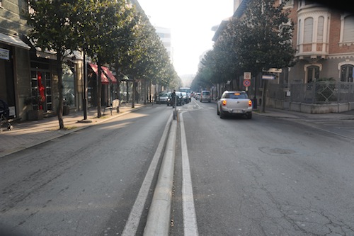 Un presidio per chiedere la pedonalizzazione di corso Dante