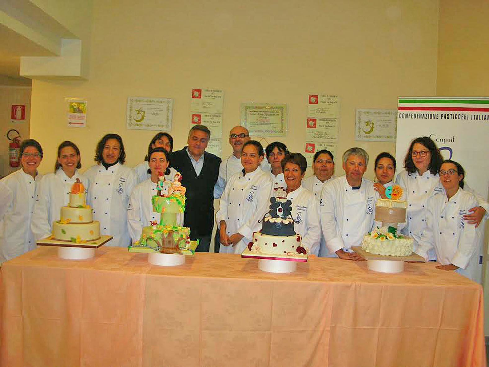 Diplomati in cake design con una torta sul tema Wedding Fantasy