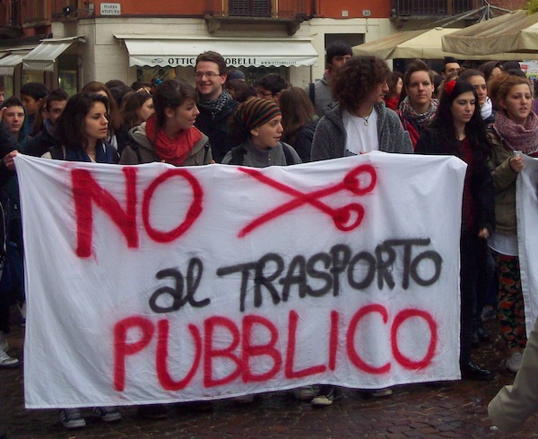 Studenti e autisti in piazza contro i tagli al trasporto pubblico locale. Tutte le immagini