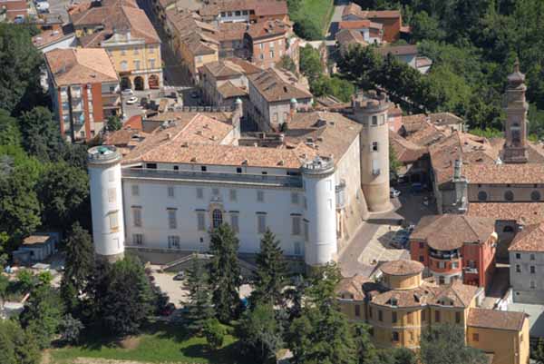 A Costigliole d’Asti bandiere in festa sotto le stelle