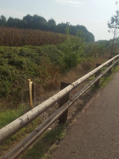 Danneggiata la staccionata fra Villanova d’Asti e borgo Stazione