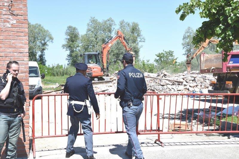 Demoliti i fabbricati abusivi di strada Peschiera