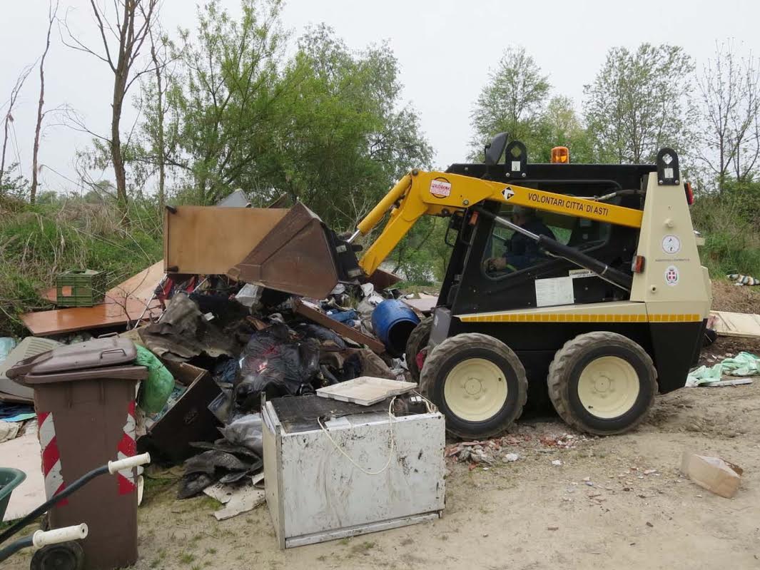 Maxi intervento contro una discarica abusiva sul Tanaro a Variglie