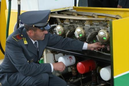 Le Fiamme Gialle sequestrano quattro erogatori di benzina ad Asti