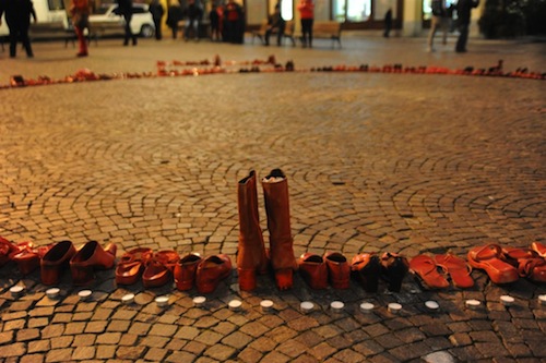 25 novembre. Piazza San Secondo si tinge di rosso per dire no alla violenza sulle donne