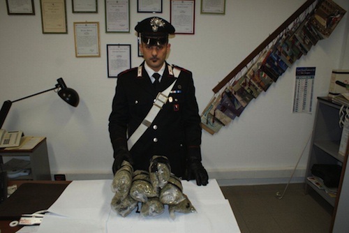 Nascondeva droga nelle confezioni di pasta e biscotti: la polizia astigiana arresta ex brigatista