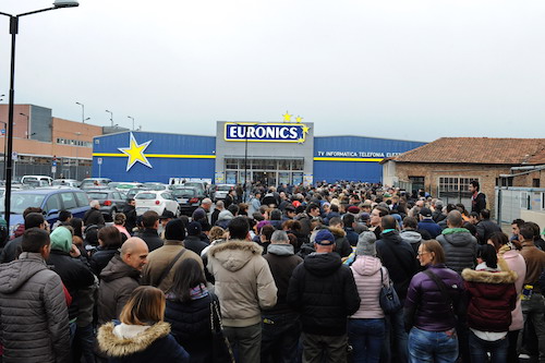 Folla e traffico in tilt per l’inaugurazione di Euronics