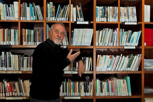 L’associazione 50&Più dona due scaffali alla Biblioteca Astense