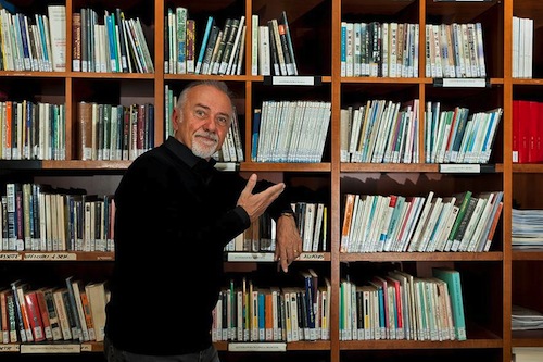 L’associazione 50&Più dona due scaffali alla Biblioteca Astense