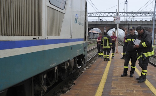 Ad Asti donna blocca un treno: paura e caos sui binari