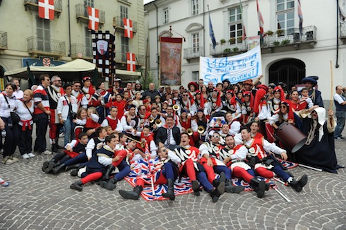 Palio. La Torretta festeggia per le strade di Asti: la fotogallery