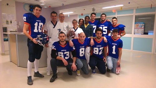 Gli atleti dell’Alfieri America Football Team in visita alla pediatria del Massaia