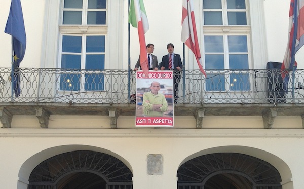 “Asti ti aspetta”: sul balcone del Municipio la foto di Domenico Quirico