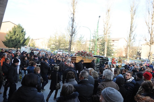 Tabaccaio ucciso. Lutto cittadino nel giorno dei funerali di Manuel