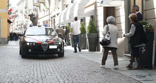 Ruba abiti per 4 mila euro: incastrato dalle telecamere di sicurezza