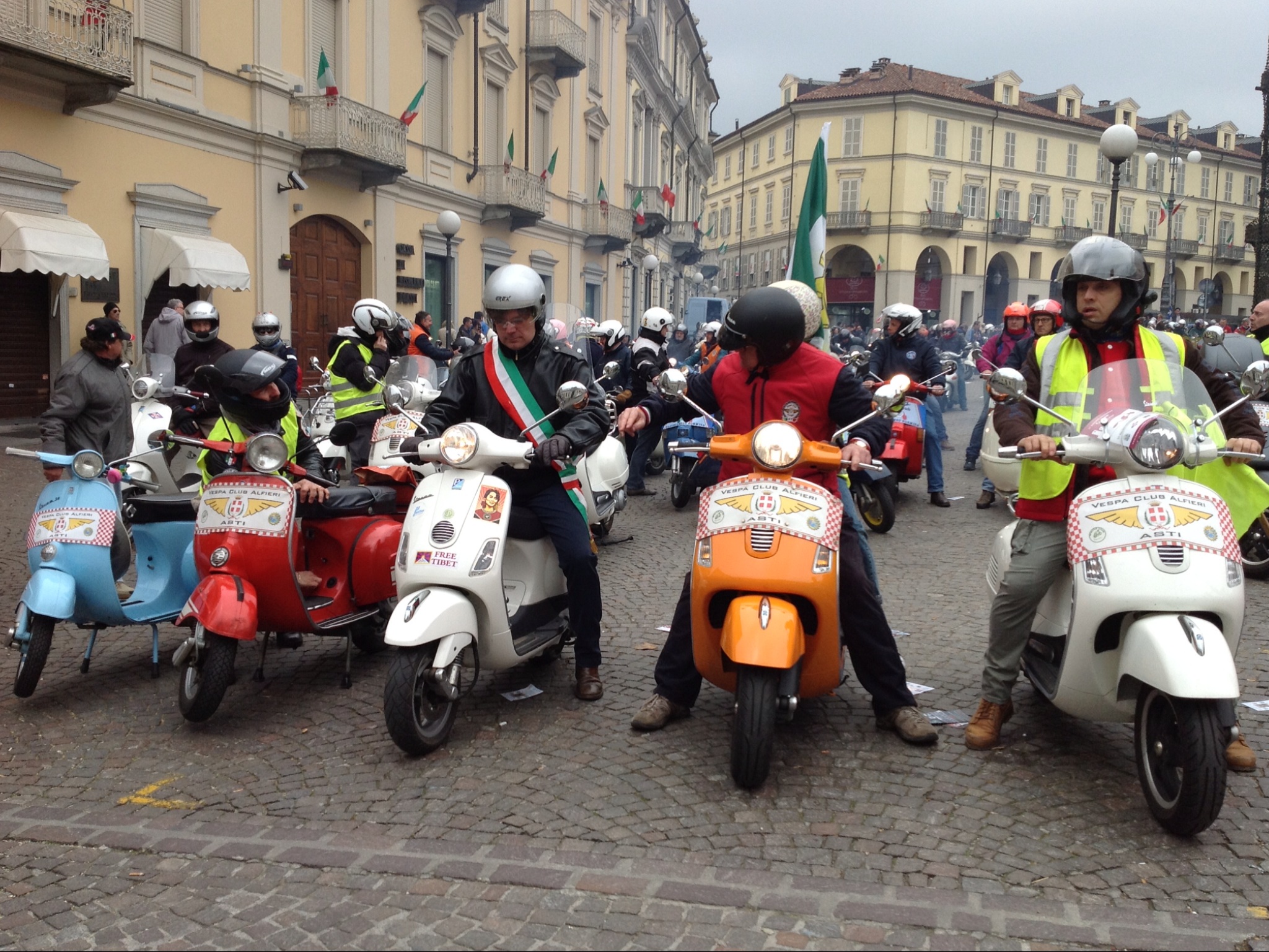 In Vespa anche da Bruxelles, per sfilare tra le vie di Asti