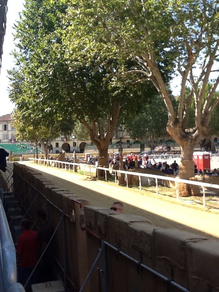 Palio 2012: piazza Alfieri aspetta la sfilata