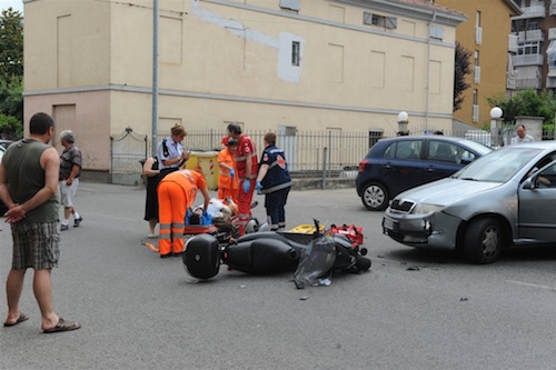 Auto contro scooter in corso Alba