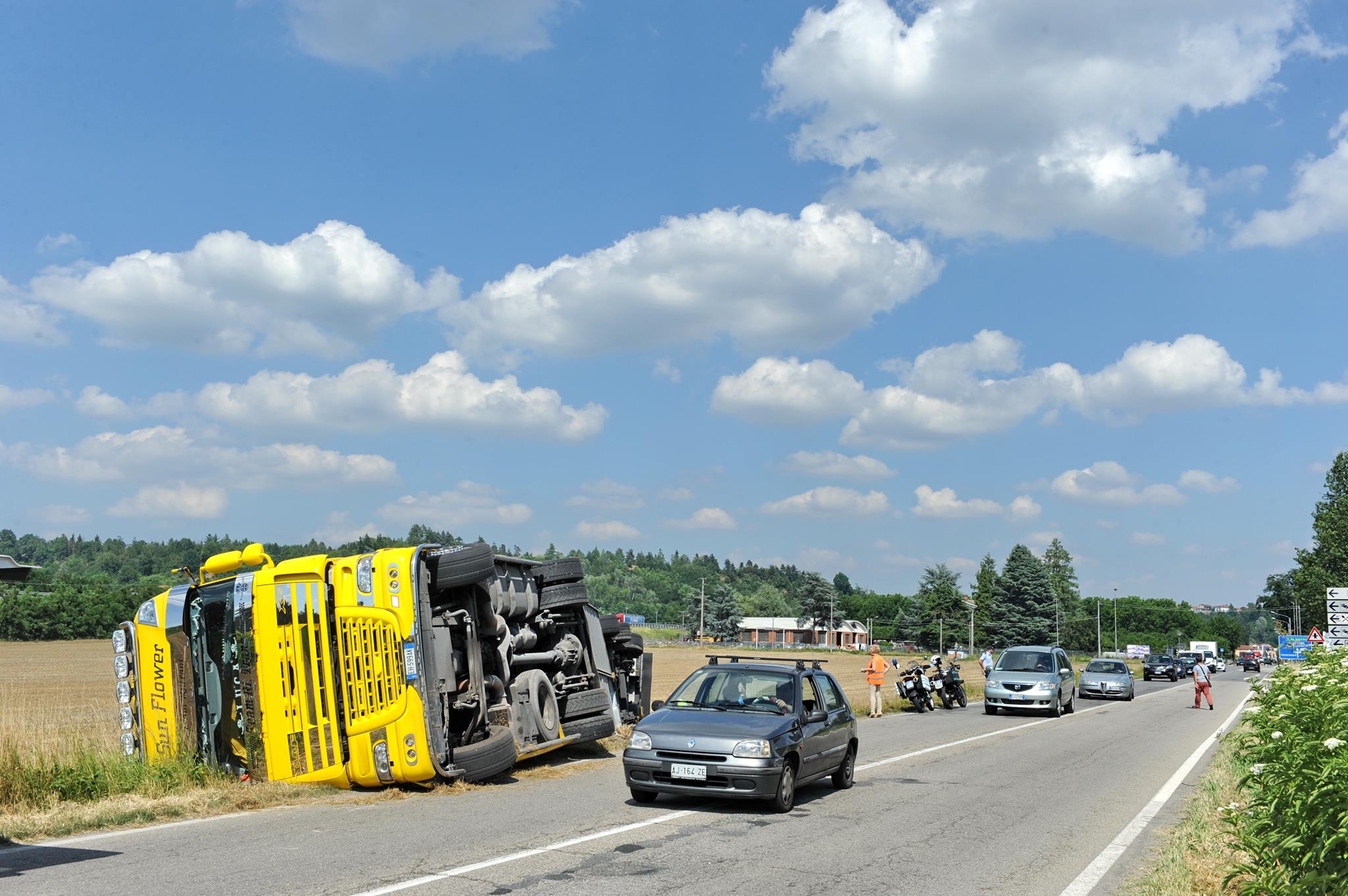 Camion si ribalta a Quarto: disagi in corso Alessandria