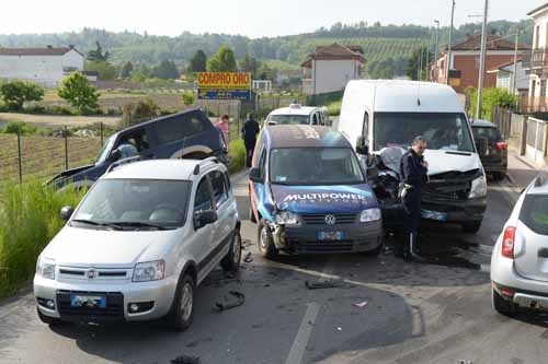 Tamponamento a catena in corso Savona