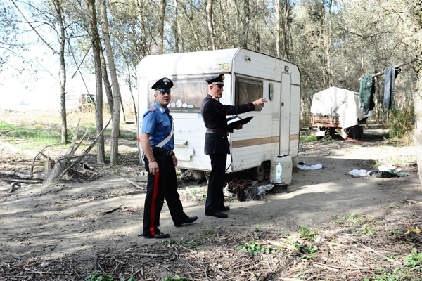 Volontari della protezione civile ripuliscono l’Isolone