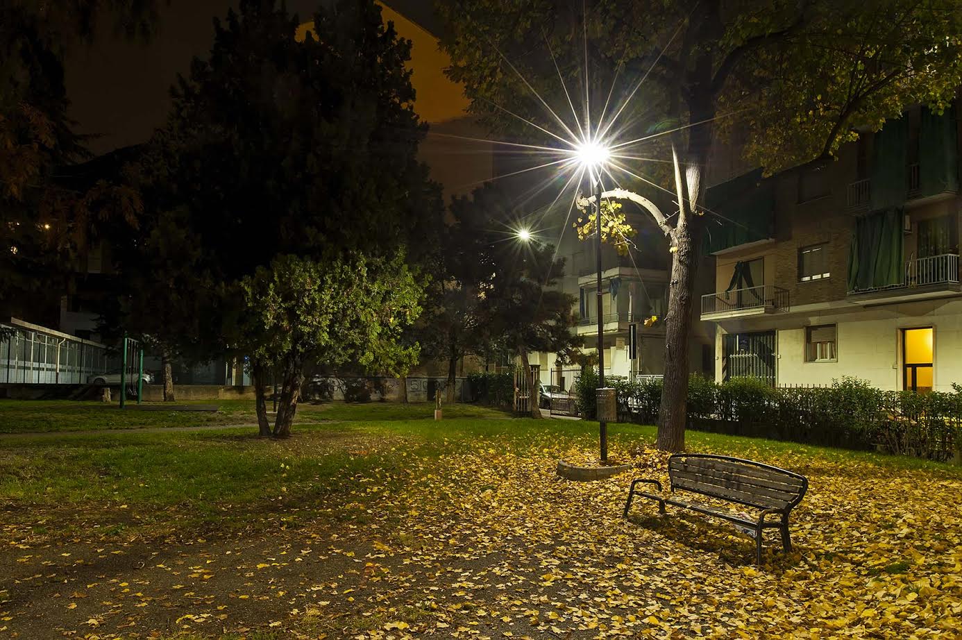 Il giardino di via Omedè primo parco cittadino con i lampioni riconvertiti a led