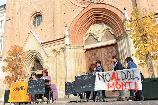 Le immagini della singolare manifestazione degli insegnanti ad Asti