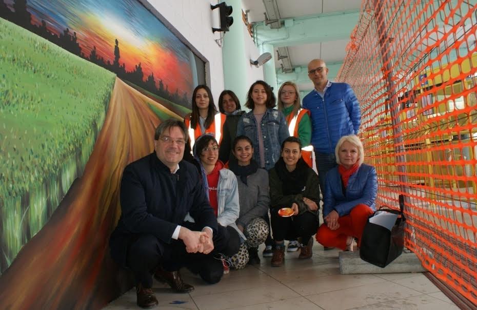 Ragazzi creativi al lavoro: nasce il murales del Movicentro