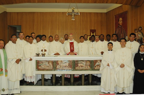 Il vescovo Ravinale con gli Oblati di San Giuseppe di varie parti del mondo 