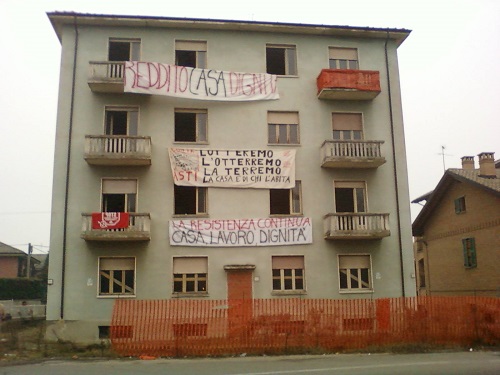 A Natale si può fare di più: sette famiglie occupano una palazzina in strada al Fortino