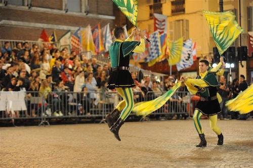 Paliotto 2014. In piazza San Secono la sfida degli sbandieratori