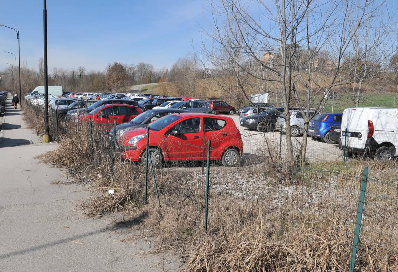 Il Comune realizza un nuovo parcheggio da 120 posti per l’ospedale: sarà sistemato e ampliato lo spiazzo inghiaiato sotto l’istituto Penna