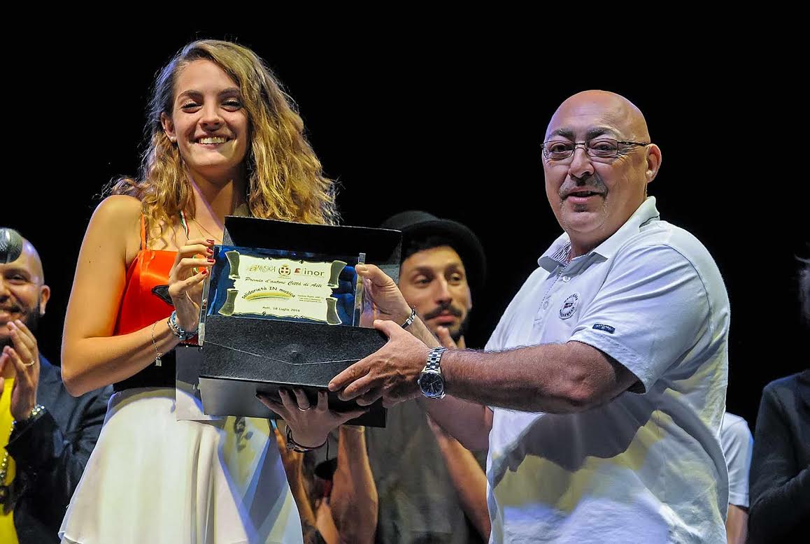 Elisabetta Gagliardi vince il Premio d’Autore Città di Asti. Stasera arriva Renzo Arbore