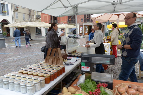 Si allarga il mercato delle erbe di piazza Statuto