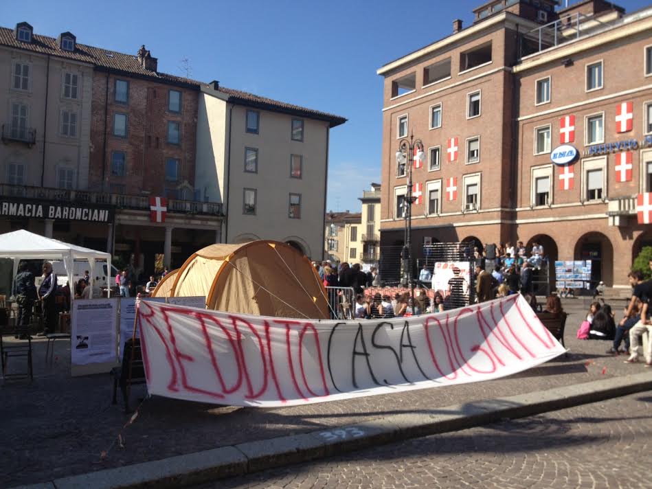 Piazza San Secondo si sdoppia e ospita la consulta studentesca e il picchetto per il diritto all’abitare