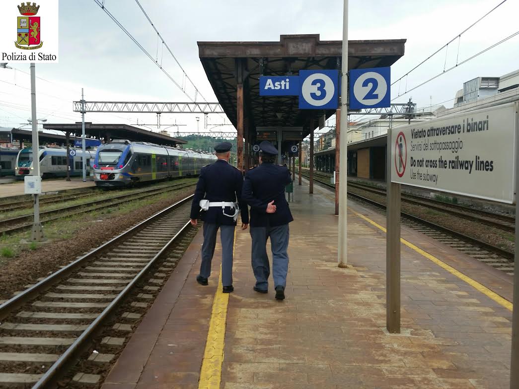 Azionano il freno d’emergenza e scendono dal treno: nello zaino hanno un coltello e uno sfollagente