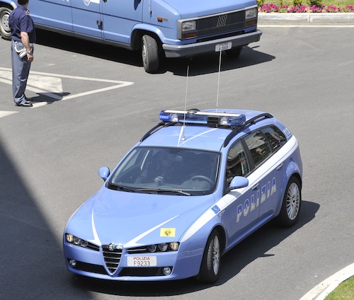 Sparatoria in corso Venezia: la polizia ispeziona due auto