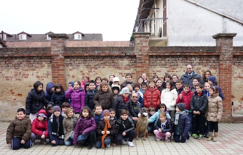 Gli studenti delle elementari di Portacomaro a lezione dalla finanza di Asti