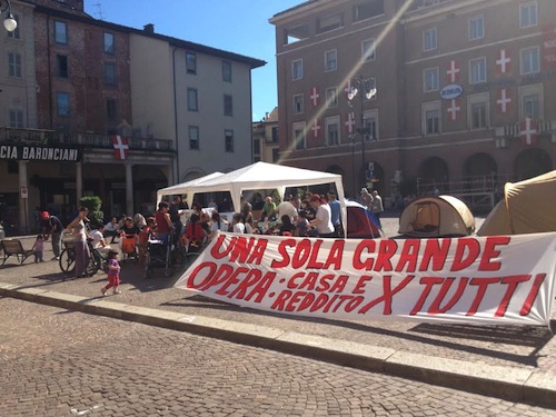 Tende da campeggio e volantini per dire no al Piano Casa