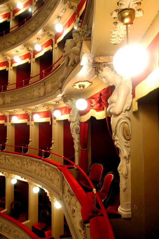 I putti del Teatro Alfieri si rifanno il trucco